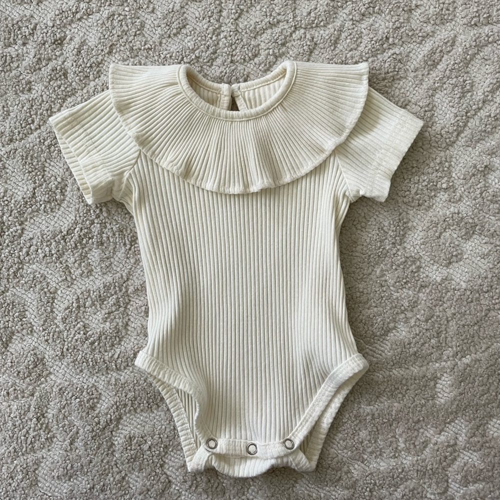 Baby girl fine ribbed onesie bodysuit short sleeve